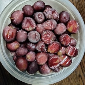 たくさんある葡萄を冷凍ストック